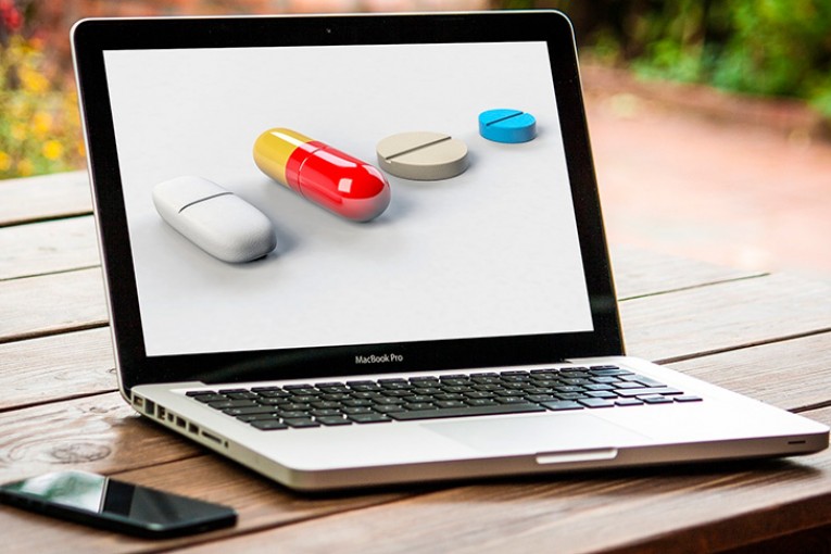 Через Интернет или в аптеке — как безопасно покупать лекарства?