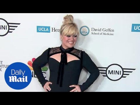 Kelly Clarkson wows in black at Taste For A Cure gala — Daily Mail