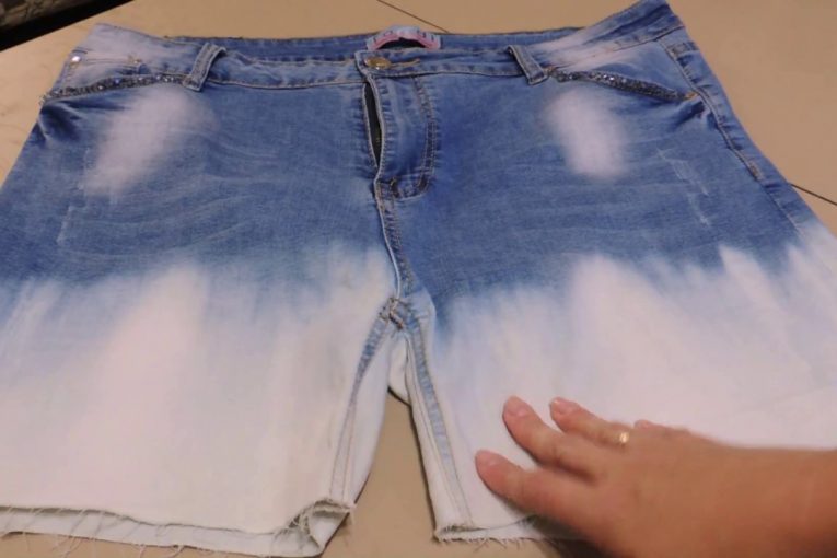 DIY РВАНЫЕ ДЖИНСОВЫЕ ШОРТЫ своими руками /Как выбелить шорты #рваныешорты #модныешорты