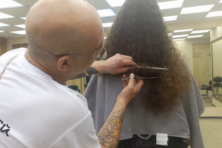Женская стрижка густых, длинных, сильно вьющихся волос