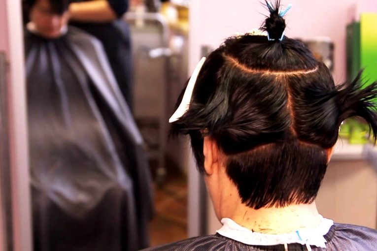 Короткая женская стрижка на прямых непослушных волосах
