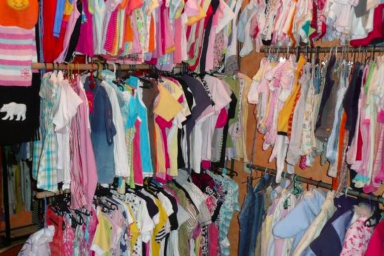 Детская одежда из секонд-хенд: плюсы и сложности покупки