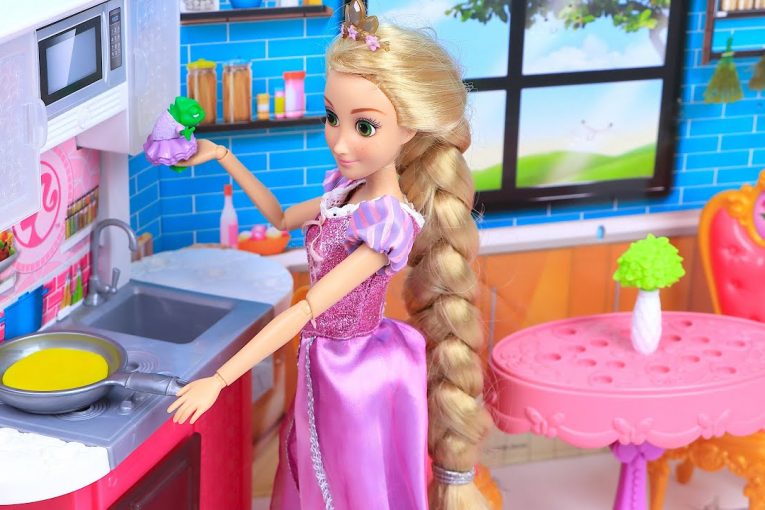 Princess Rapunzel Morning Routine in Barbie Doll House! PLAY TOYS!